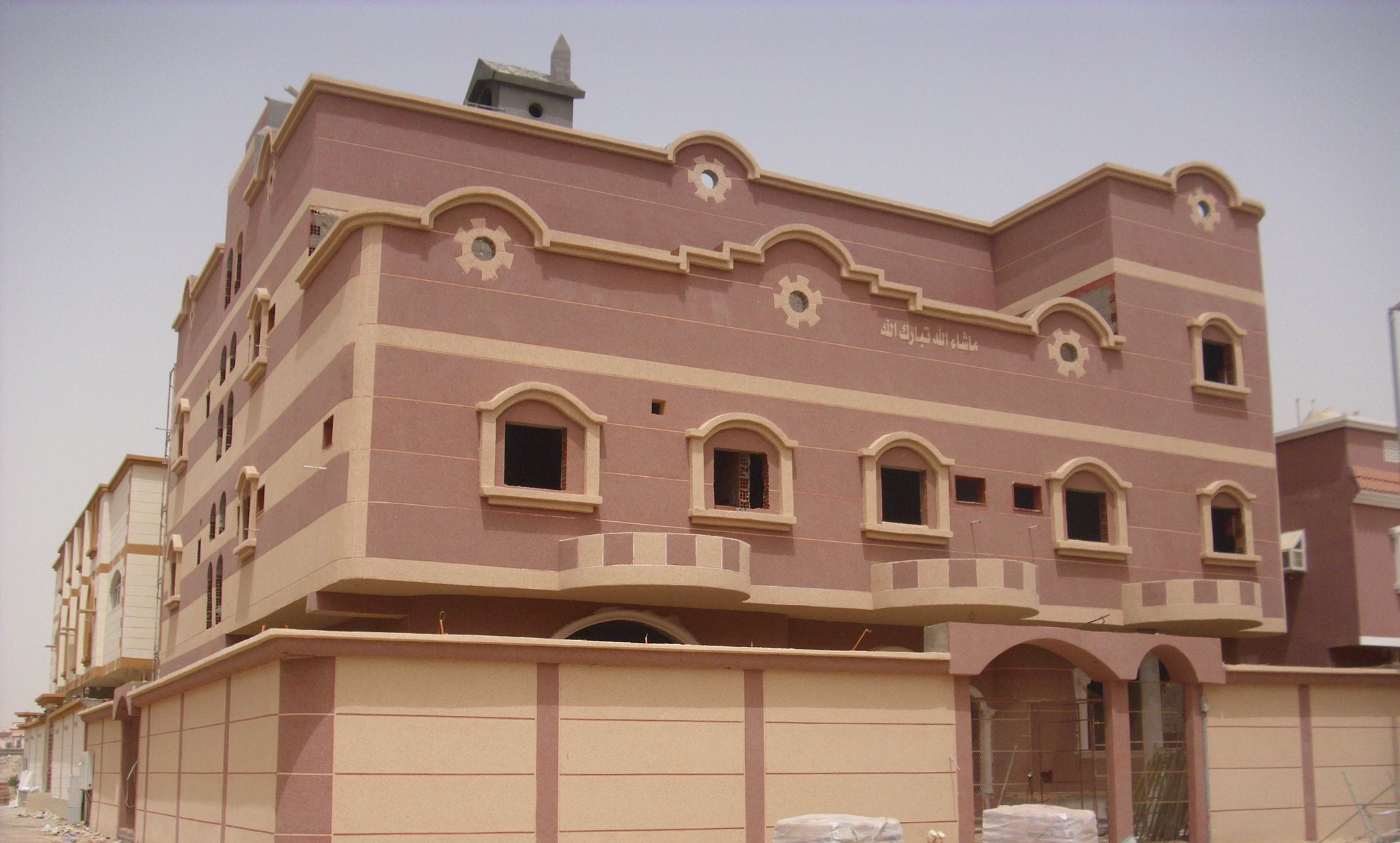 توريد وتركيب كسر رخام وطني لتشطيب واجهات المباني من شركة الحلول الصخرية